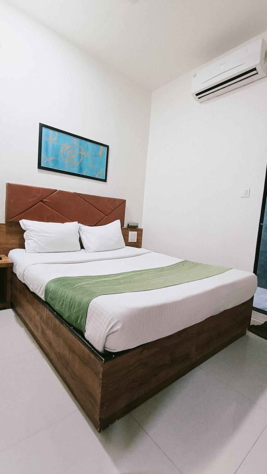 Hotel Comfort- Andheri West มุมไบ ภายนอก รูปภาพ